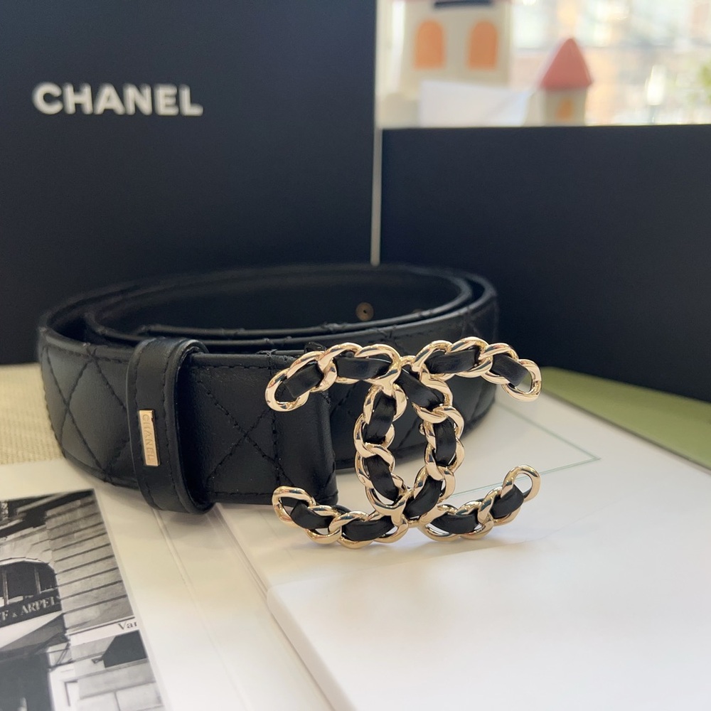 Chanel 19 Quilted CC Belt Leather 70